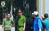 Đoàn viên thanh niên Công an Hà Nội đội nắng đảm bảo an ninh tại các điểm thi